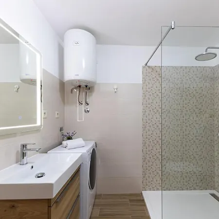 Bella Pietra With Private Pool, Sauna