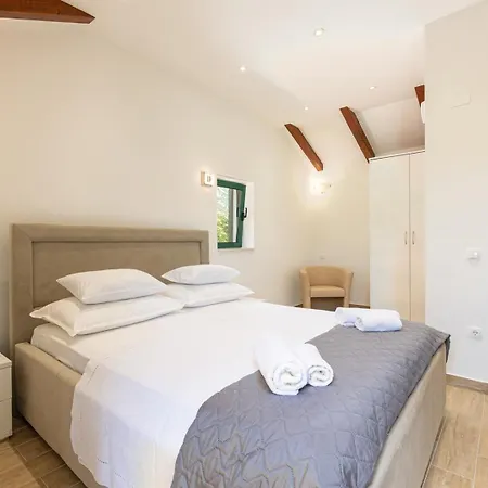 Vila Bella Pietra With Private Pool, Sauna Gata