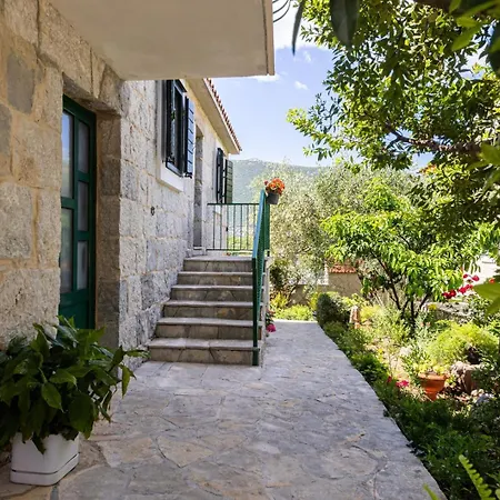 Bella Pietra With Private Pool, Sauna Vila Gata