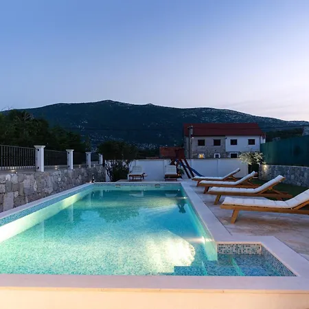 Bella Pietra With Private Pool, Sauna Gata