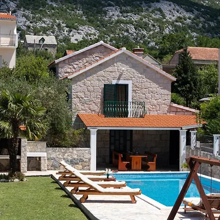 Bella Pietra With Private Pool, Sauna Vila