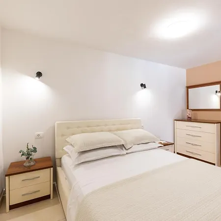 Bella Pietra With Private Pool, Sauna Villa *