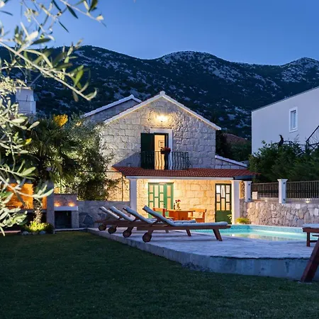 Bella Pietra With Private Pool, Sauna