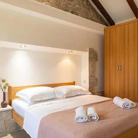 Bella Pietra With Private Pool, Sauna Gata