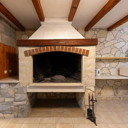 Bella Pietra With Private Pool, Sauna