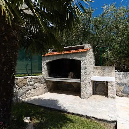 Bella Pietra With Private Pool, Sauna Villa