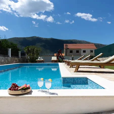 Bella Pietra With Private Pool, Sauna Gata