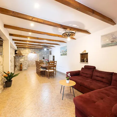 Bella Pietra With Private Pool, Sauna