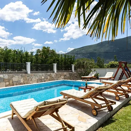 Bella Pietra With Private Pool, Sauna Villa