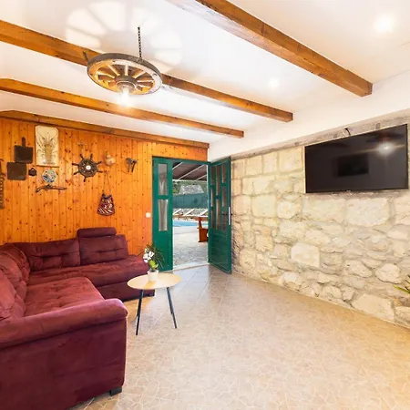 Bella Pietra With Private Pool, Sauna Villa *