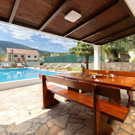 Bella Pietra With Private Pool, Sauna Vila