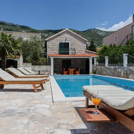 Bella Pietra With Private Pool, Sauna *