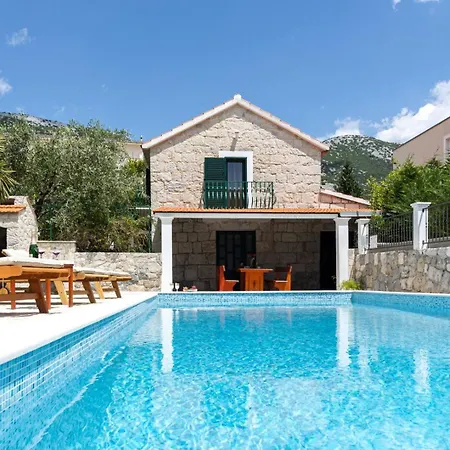 Bella Pietra With Private Pool, Sauna Gata
