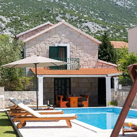 Bella Pietra With Private Pool, Sauna